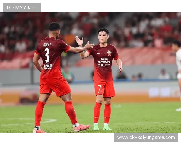 上海海港转会再度引发热议,新援能否拯救球队